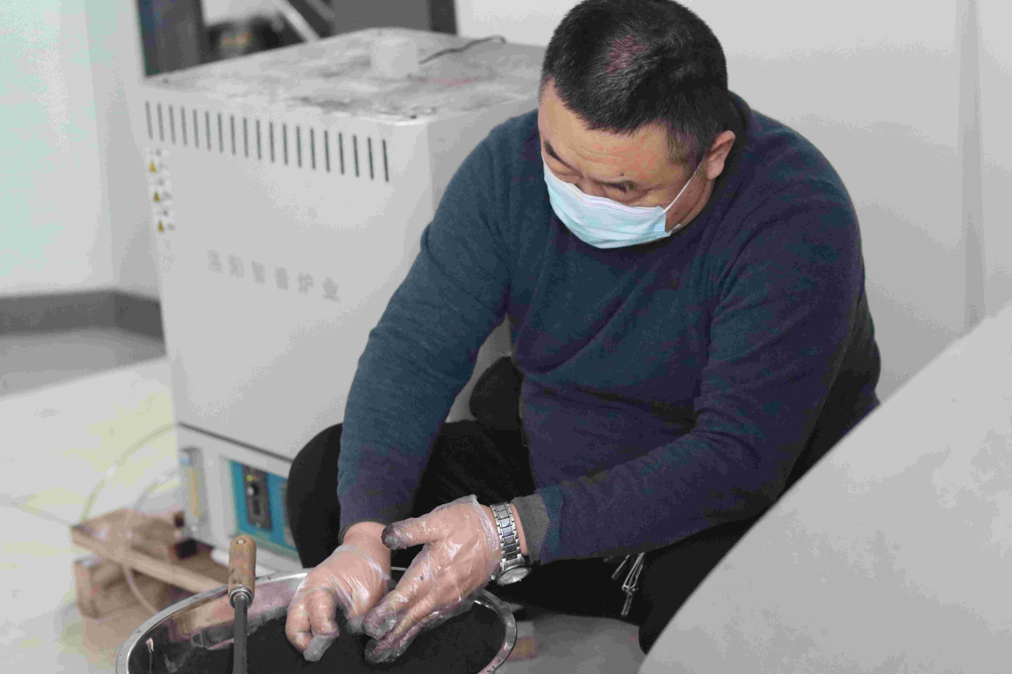 建杰集團(tuán)丨出彩建杰人丨俯首甘為“墾黃?！? /> </a> <p>半生求索，半生鉆研；以樸素的精神，淡漠繁華；持謙遜的態(tài)度，精技于心；他是披星戴月奮斗者，他是勇往直前建杰人。時(shí)間翻涌而過(guò)，……</p> <a href=